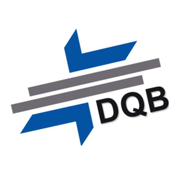 Logo von DQB mit blauen und grauen geometrischen Elementen.